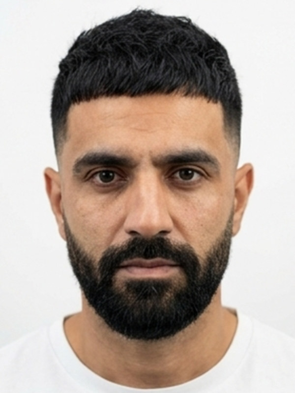 Textured fringe sur un homme aux cheveux épais et foncés